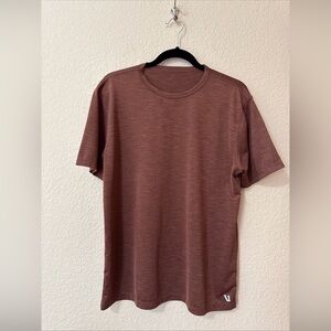 Vuori Men’s Zephyr Strato Tech Crew Tee Shirt Short Slv Brick Burnt Brown Sz M